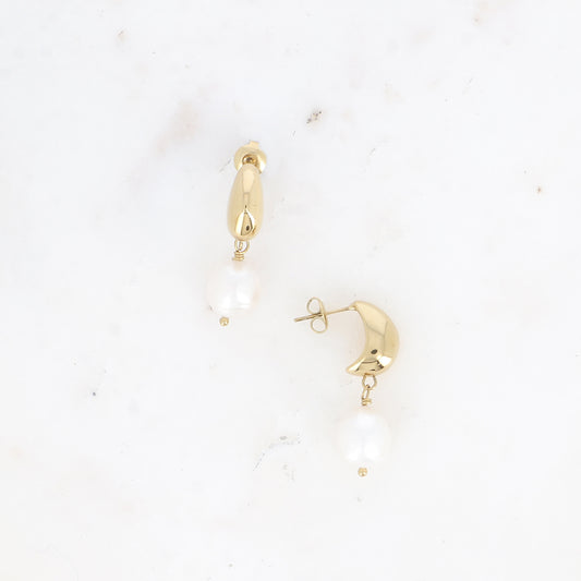 Gold half ring & pearl earrings – modern curve ✨🤍