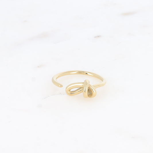 Knot Open Ring – Minimal twist with meaning 💫🔗