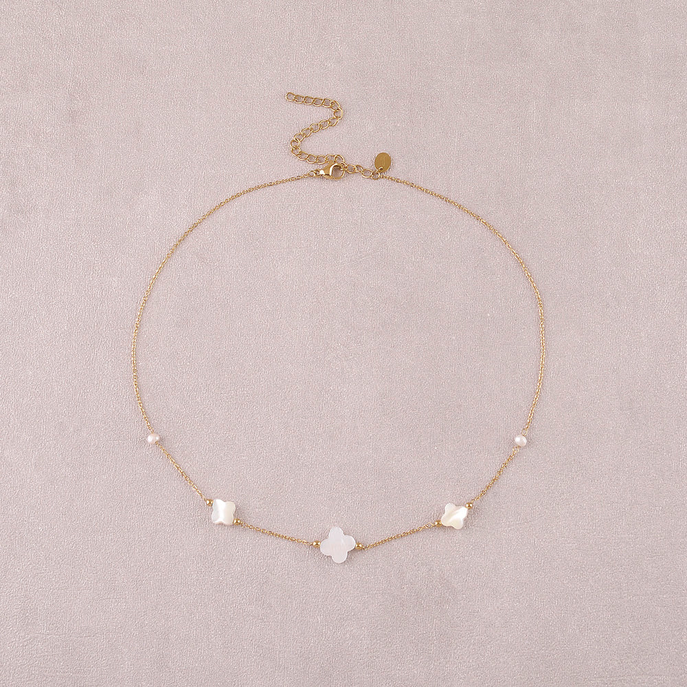 Pearly Clover Necklace – Lucky charm with a soft shimmer 🍀✨