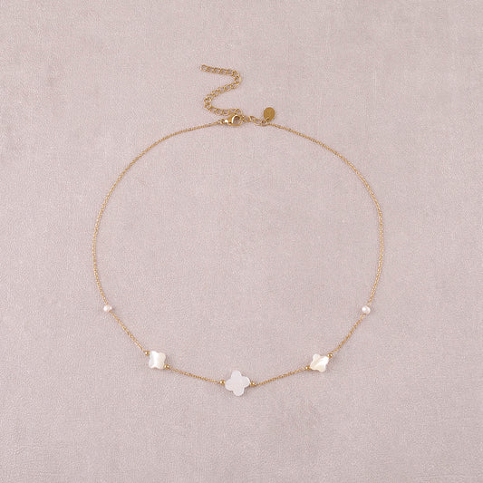 Pearly Clover Necklace – Lucky charm with a soft shimmer 🍀✨